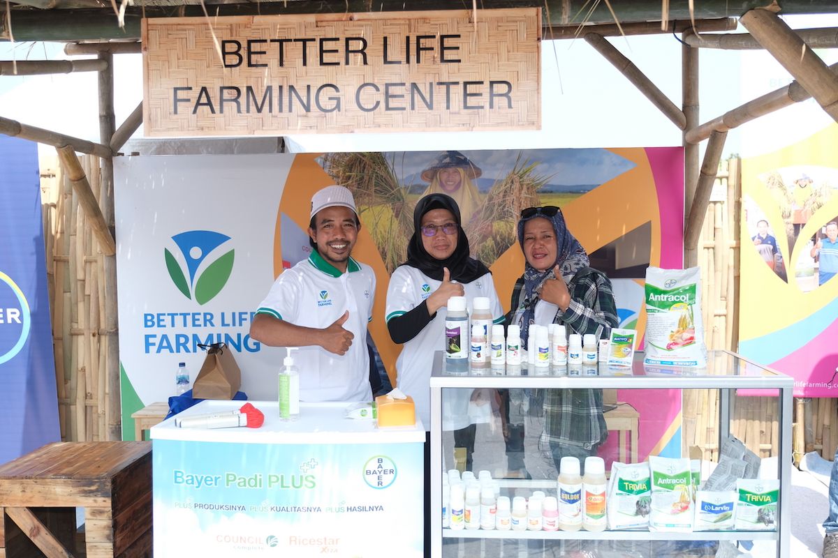 Para petani yang mengikuti program Better Life Farming Center, Feri Faiturohman, Endang Larmiarsih, dan Uci Endang. 