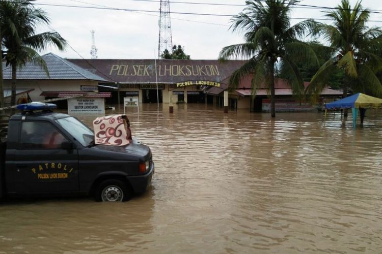 Kantor Polsek Lhoksukon, Kecamatan Lhoksukon, Aceh Utara terendam banjir, Selasa (5/12/2017)