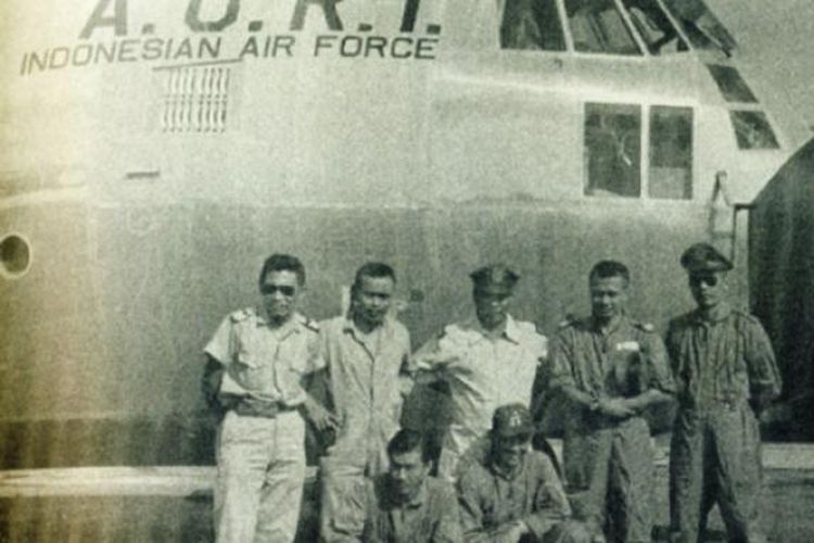 Marsekal TNI (Purn) Sukardi (berdiri kedua dari kanan) bersama para kru udara pesawat Hercules. Sumber foto: Dok. Pribadi