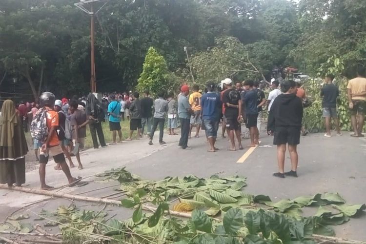 Tolak Aktivitas Perusahaan Pisang Abaka, Warga di Pulau Seram Maluku Blokade Jalan