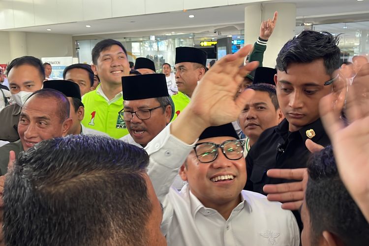 Calon wakil presiden (cawapres) nomor urut 1, Muhaimin Iskandar atau Cak Imin melakukan kampanye di sejumlah tempat di Sumatera Utara, Jumat (8/12/2023). Cak Imin beserta rombongan tiba di Bandara Internasional Kualanamu, Deli Serdang pada pukul 09.20 WIB.