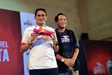 Hadiri Peluncuran Jersey Persija, Sandiaga Dapat Sepatu Bola Bertuliskan Namanya