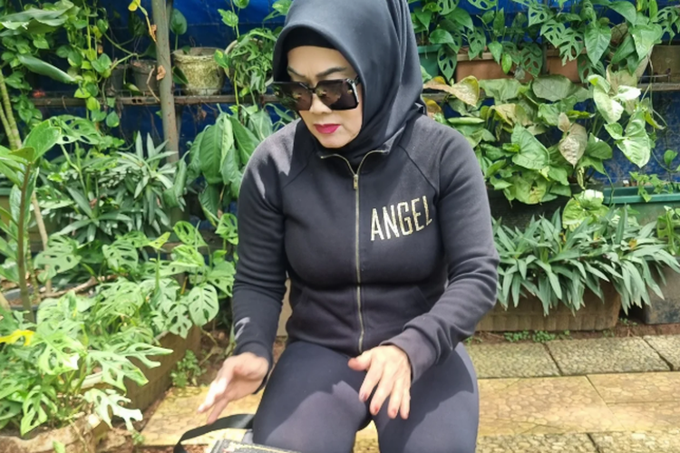Ibunda Julia Perez Tanggapi Cibiran, Ngaku Kesulitan Ekonomi tapi Masih Pakai Tas Mewah