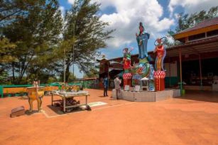 Suasana di Pagoda Quan Am Tu yang dibangun di kamp pengungsi di Pulau Galang, Kepulauan Riau, Minggu (8/2/2015). Dipulau inilah sebanyak 250.000 pengungsi dari Vietnam, Kamboja dan Thailand ditampung dari kurun waktu 1979 hingga 1996. Sekarang kamp ini menjadi salah satu objek wisata sejarah di Batam.