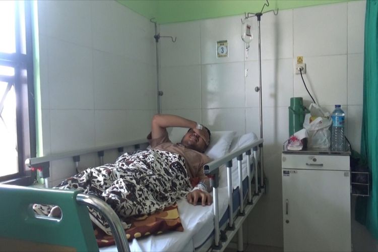 Reza Fahlelvi (27) masih menjalani perawatan, kondisinya masih belum pulih dan masih diinfus , di Puskesmas Cakranegara, Kota Mataram