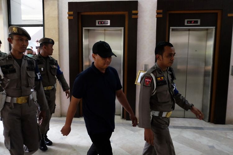 Staf honorer sub bagian protokoler Setda Kota Medan Andika Hartono (kedua kanan) dikawal petugas Satpol PP saat menyerahkan diri kepada pihak KPK, di Medan, Sumatera Utara, Jumat (18/10/2019). Andika Hartono menyerahkan diri setelah sebelumnya sempat melarikan diri dan berusaha menabrak petugas KPK yang melakukan operasi tangkap tangan kasus suap proyek dan jabatan yang melibatkan Wali Kota Medan Tengku Dzulmi Eldin, Kepala Bagian Protokoler Syamsul Fitri Siregar serta Kepala Dinas PUPR Isa Ansyari. ANTARA FOTO/Irsan Mulyadi/nz






