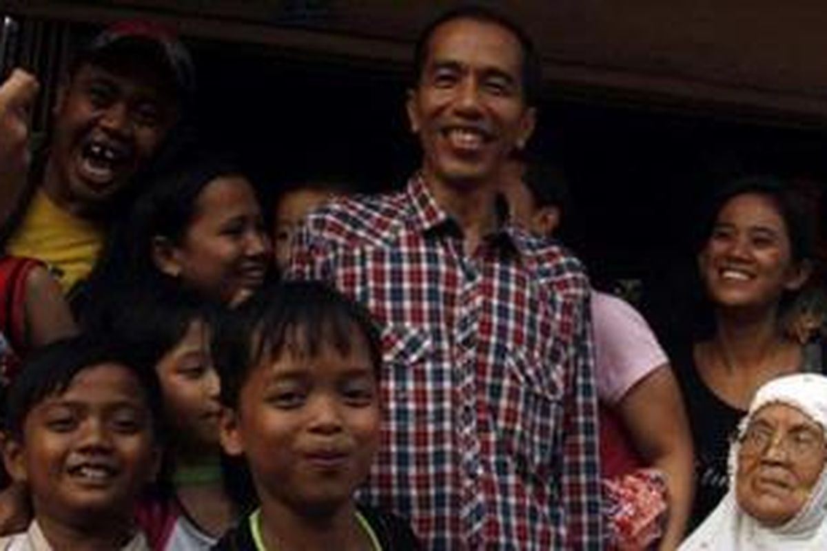 Joko Widodo, calon gubernur DKI Jakarta berkampanye dengan mengunjungi warga di Kota Bambu Selatan, Palmerah, Jakarta Barat, Jumat (14/9/2012). Pada Pemilihan Kepala Daerah (Pilkada) putaran kedua ini, pasangan Joko Widodo-Basuki T Purnama akan berhadapan dengan pasangan Fauzi Bowo-Nachrowi Ramli untuk memperebutkan kursi gubernur DKI Jakarta. 