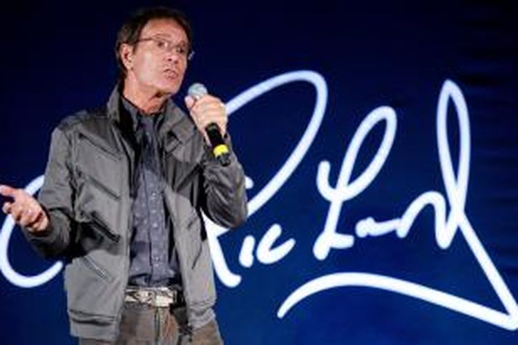 Penyanyi pop legendaris Inggris, Sir Cliff Richard.