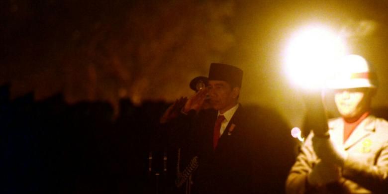 Presiden Joko Widodo memimpin apel upacara renungan suci memperingati Hari Ulang Tahun Republik Indonesia ke-71 di Taman Makam Pahlawan Kalibata, Rabu (17/8/2016) dini hari.