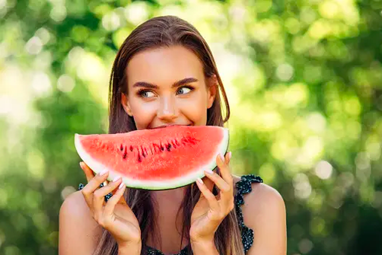 Salah satu buah yang perlu dihindari saat pilek adalah yang memiliki efek mendinginkan tubuh, seperti semangka.