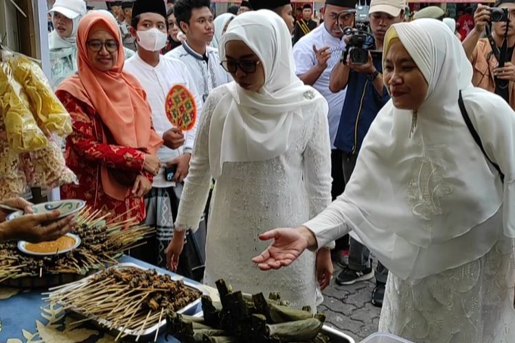 Sajian sate keong kuliner khas Festival Megengan menyambut bulan Ramadhan di Kabupaten Demak, Senin (11/3/2024). (KOMPAS.COM/NUR ZAIDI).