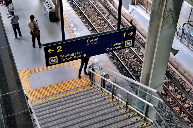 Potret peron KRL di Stasiun Jatinegara, Kamis (18/12/2025). 