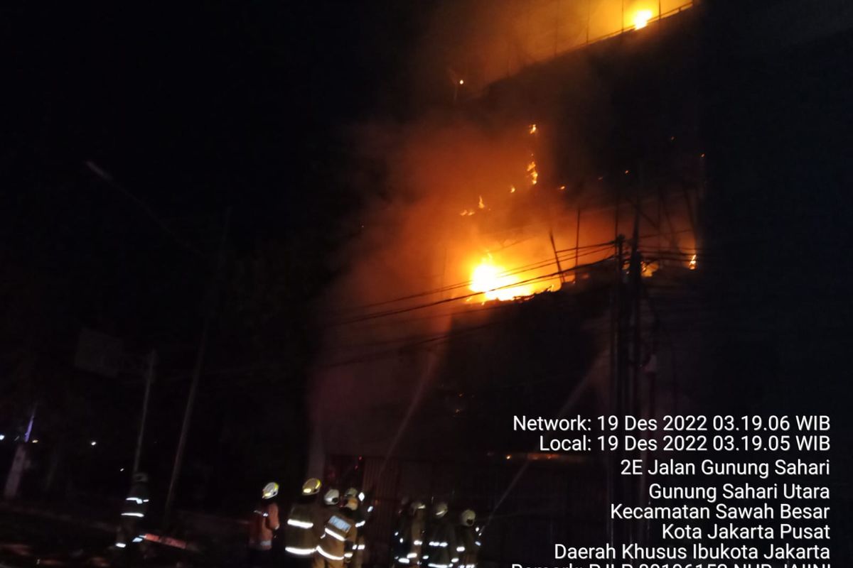 Kebakaran melanda sebuah ruko empat lantai di Jalan Gunung Sahari Raya Nomor 2B, Sawah Besar, Jakarta Pusat, Senin (19/12/2022) sekitar pukul 03.10 WIB 