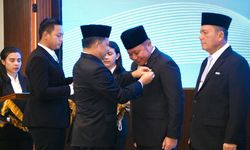Pemerintah Anugerahkan Tanda Kehormatan Satyalancana Wira Karya kepada Enam Tokoh