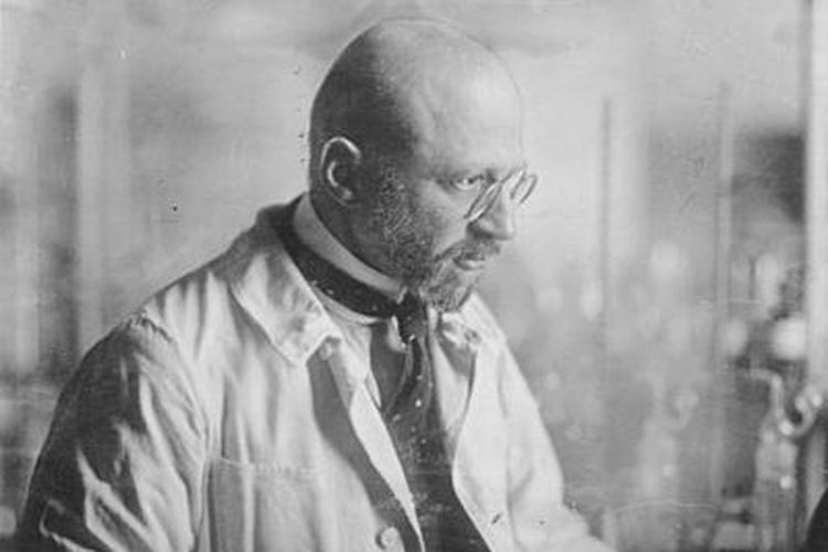 Fritz Haber, sangat terlibat dalam pengembangan senjata kimia berbentuk gas yang membuat pria ini dikenal sebagai Bapak Senjata Kimia Dunia. 