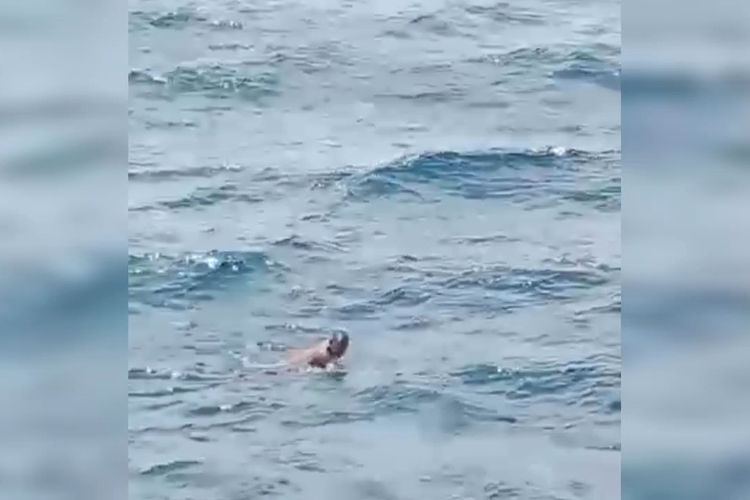 Edward, seorang warga Kecamatan Lasalimu Pantai, Kabupaten Buton, Sulawesi Tenggara, hanyut di lautan selama enam jam akibat perahu longboatnya tenggelam diterjang ombak, Selasa (10/1/2023) pagi.