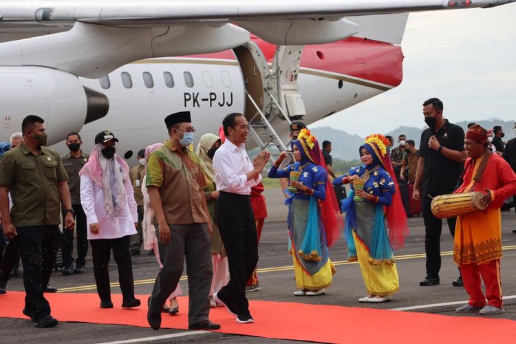 Presiden Joko Widodo saat tiba di Bandara Sultan Muhammad Salahuddin (SMS) Bima, Rabu (28/12/2022).