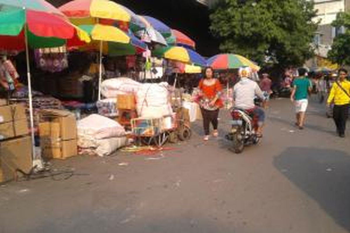 Pedagang Kaki Lima (PKL) di bawah jalan layang Pasar Asemka, Tambora, Jakarta Barat, Rabu (11/6/2014).