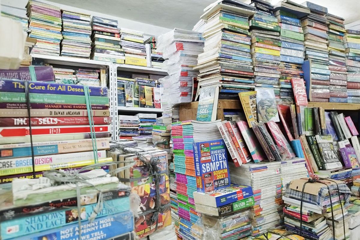 Gunungan buku-buku bekas di toko buku Kwintang, Jakarta Pusat. (KOMPAS.com/Xena Olivia)