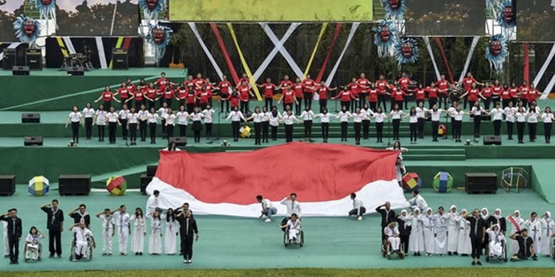 Penari membentangkan bendera merah putih raksasa saat penutupan Peparnas XV di Stadion Siliwangi, Bandung, Jawa Barat, Senin (24/10/2016). Peparnas XV 2016 resmi ditutup dan Jawa Barat menjadi juara umum dengan 178 medali emas, 104 perak dan 74 perunggu. 