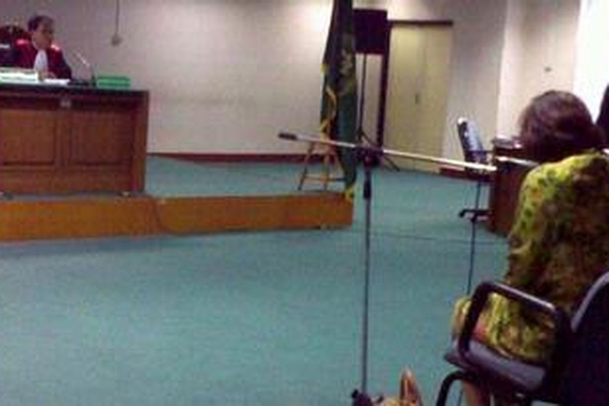 Terpidana kasus suap wisma atlet, Mindo Rosalina Manulang, tertunduk menangis saat bersaksi untuk Muhammad Nazaruddin, terdakwa kasus dugaan suap wisma atlet di Pengadilan Tindak Pidana Korupsi, Jakarta, Rabu (3/1/2012).