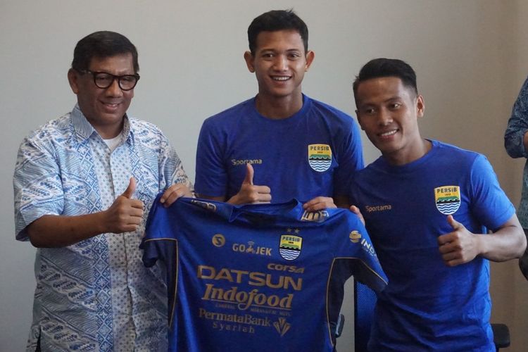Komisaris PT Persib Bandung Bermartabat Kuswara S Taryono saat memperkenalkan dua pemain baru Persib Muchlis Hadi dan Gozali Siregar di Graha Persib, Jalan Sulanjana, Jumat (2/2/2018).