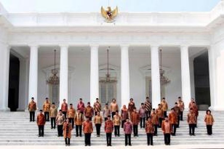 Presiden Joko Widodo (Jokowi) bersama Wakil Presiden Jusuf Kalla (JK) berfoto bersama anggota Kabinet Kerja di Istana Merdeka, Jakarta, Senin (27/10/2014). Para menteri yang memperkuat Kabinet Kerja pemerintahan Jokowi-JK secara resmi dilantik.
