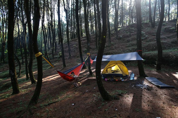 Suasana kemping di Pasir Reungit, Gunung Bunder, Taman Nasional Gunung Halimun Salak, Bogor, Jumat (18/9/2020). Di masa pandemi destinasi wisata ruang terbuka atau wisata alam seperti taman nasional menjadi salah satu wisata yang aman dikujungi.