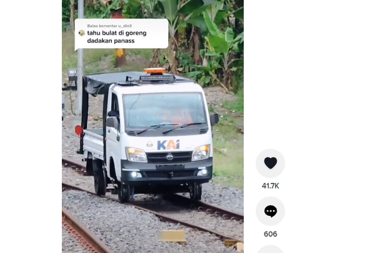 viral video mobil mirip tahu bulat berjalan di atas rel kereta api