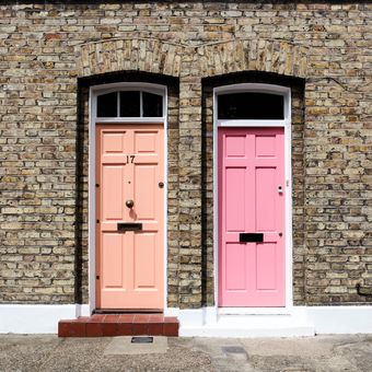 Ilustrasi pintu depan rumah berwarna pink dan peach.