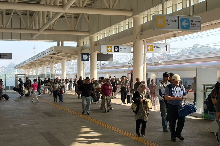 Kereta cepat Whoosh beroperasi hingga pukul 22.25 WIB. Simak informasi terkait long weekend Idul Adha 2026, ditambah diskon 10 persen.