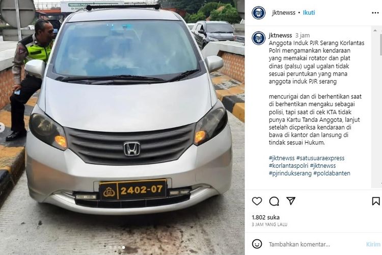 Sebuah mobil pribadi Honda Freed diketahui memakai pelat palsu dan rotator di Serang, Banten.