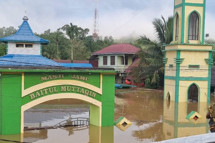 Banjir Mahakam Ulu, Kalimantan Timur, Kamis (16/5/2024).