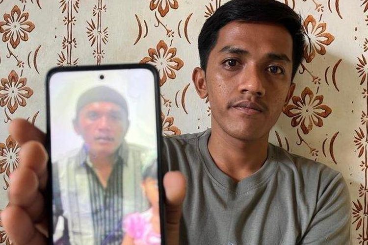 Seorang penumpang selamat KMP Tunu Pratama Jaya, Toni memegangi jasad ayahnya hingga ditolong nelayan yang melintas di sekitar Pantai Banyubiru, Bali.