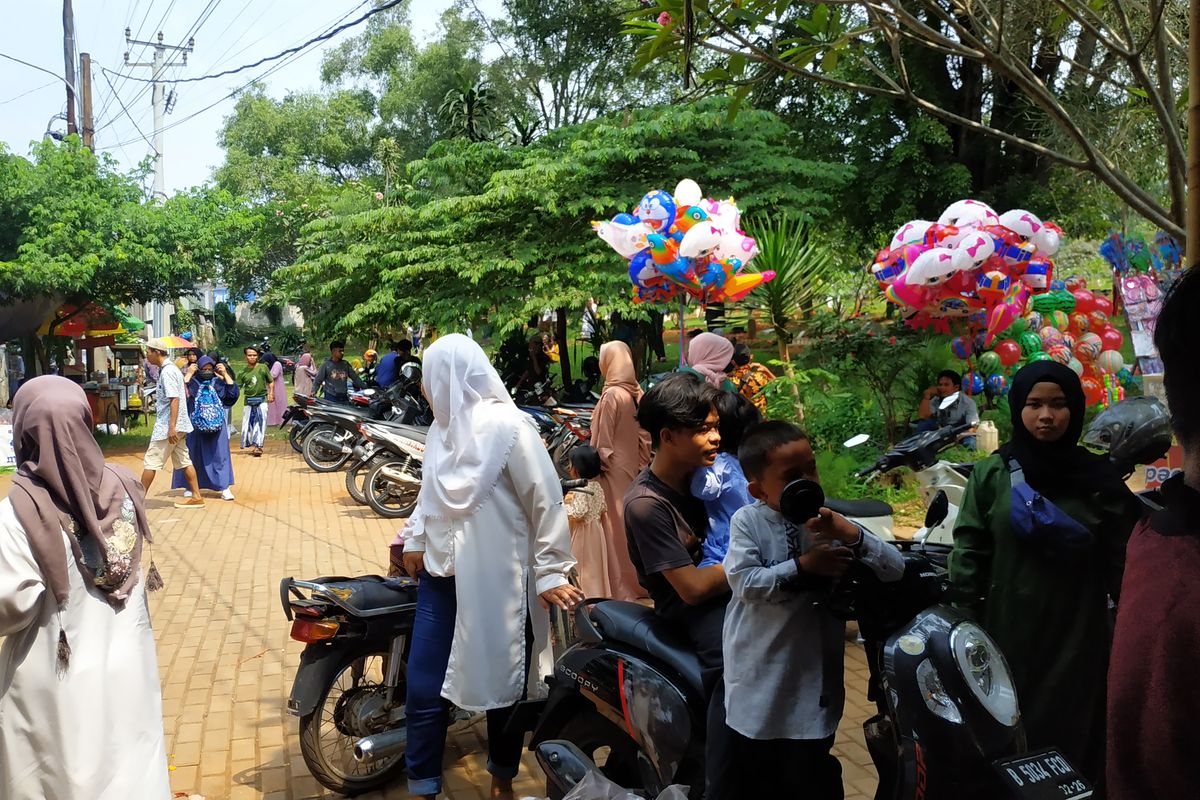 Suasana ziarah kubur di makam Jati Nusa Indah, Tambun Selatan, Kabupaten Bekasi pada Idul Fitri, Kamis (13/5/2021). Sebagian besar peziarah dan pedagang terlihat tak mengenakan masker dengan benar.