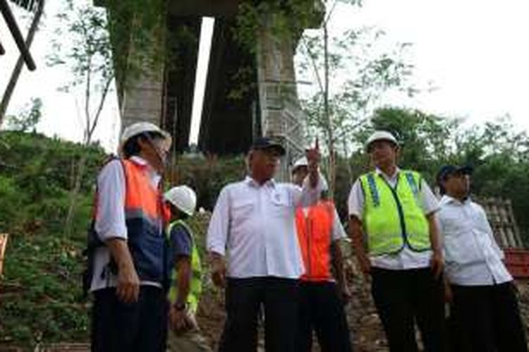 Menteri PUPR Basuki Hadimujono saat meninjau perkembangan perbaikan Jembatan Cisomang, Kamis (12/1/2017).