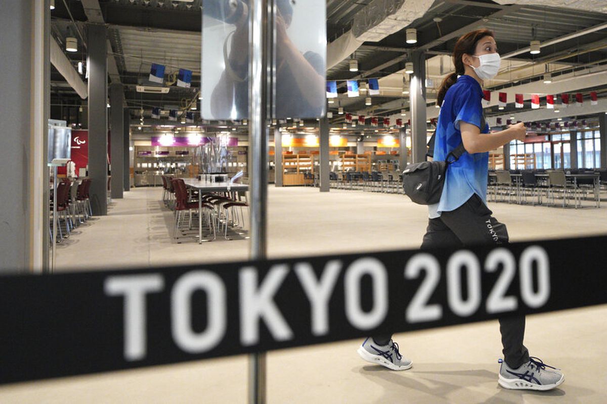 Ruang makan utama terlihat selama tur pers Olimpiade dan Paralimpiade Tokyo 2020, Minggu, 20 Juni 2021, di Tokyo.