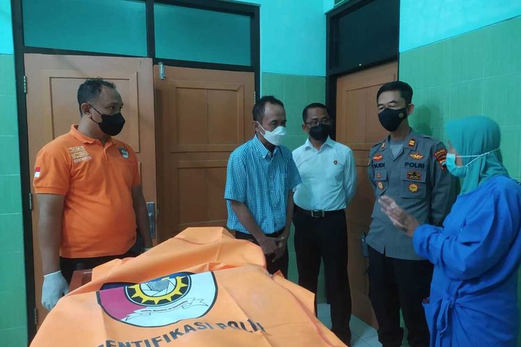 Keduanya pasutri berinisial BH (30) dan BS (27), diduga overdosis suplemen atau obat kuat di Kamar Hotel, Kabupaten Karanganyar, Jawa Tengah, sedang diperiksa oleh Tim Dokter RSUD Karanganyar dan Polres Karanganyar