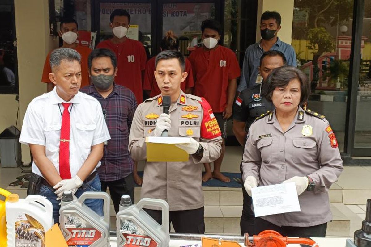 Kapolsek Bekasi Timur AKP Ridha Poetera Aditya (kedua dari kanan) saat menggelar konfrensi pers terkait peredaran oli palsu di Mapolsek Bekasi Timur, Senin (29/8/2022). Dalam konfrensi pers tersebut, empat orang tersangka turut dihadirkan karena diduga kuat mengedarkan oli palsu ke dalam kemasan berbagai merek. 