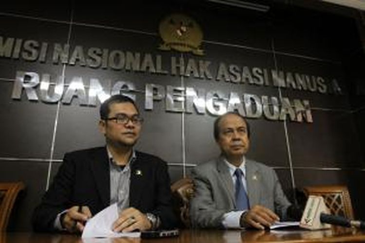 Ketua Komisi Nasional Hak Asasi Manusia (Komnas HAM) Hafid Abbas (kanan) didampingi Koordinator Pemantauan Pilpres Komnas HAM Maneger Nasution memberikan keterangan pers terkait hasil pemantauan persiapan Pilpres 2014 di Jakarta Pusat, Rabu (2/7/2014). Dari 13 provinsi yang dipantau, Komnas HAM menemukan pelanggaran HAM di seluruh wilayah tersebut, seperti kurangnya pendataan kelompok rentan (warga binaan hukum, kalangan difabel, pasien, tenaga kesehatan, dan penduduk daerah sengketa), kurangnya sosialisasi, netralitas penyelenggara pilpres yang bermasalah, mobilisasi PNS, intimidasi buruh, dan pengurangan jumlah TPS.