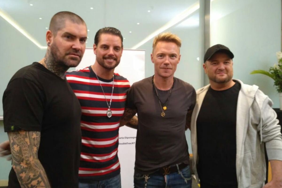 (dari kiri) Para personel Boyzone Shane Lynch, Keith Duffy, Ronan Keating, dan Mikey Graham dalam wawancara eksklusif dengan Kompas.com di Hotel DoubleTree by Hilton, kawasan Cikini, Jakarta Pusat, Sabtu (23/3/2019).