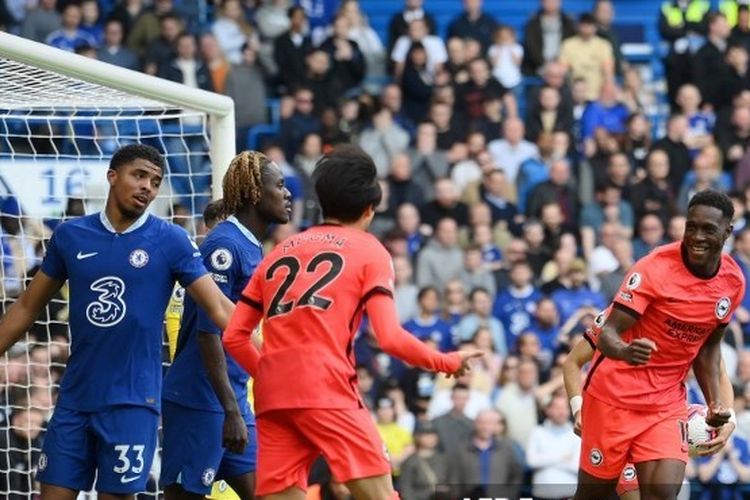 Penyerang Brighton anda Hove Albion (kanan) merayakan golnya ke gawang Chelsea pada laga pekan ke-31 Liga Inggris 2022-2023 di Stadion Stamford Bridge, Sabtu (15/4/2023) malam WIB.