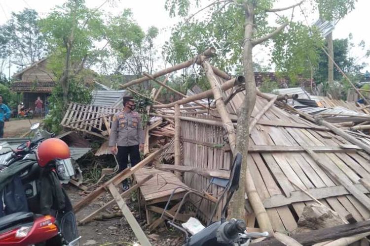 Ratusan rumah di wilayah Kecamatan Tayu, Kabupaten Pati, Jawa Tengah mengalami kerusakan setelah diterjang angin kencang, Senin (21/2/2022) siang.