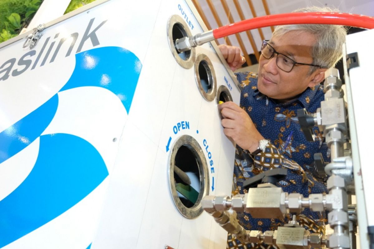 Direktur Utama PT Perusahaan Gas Negara Tbk (PGN) Gigih Prakoso mengecek prototype Gaslink salah satu produk layanan perusahaan. 