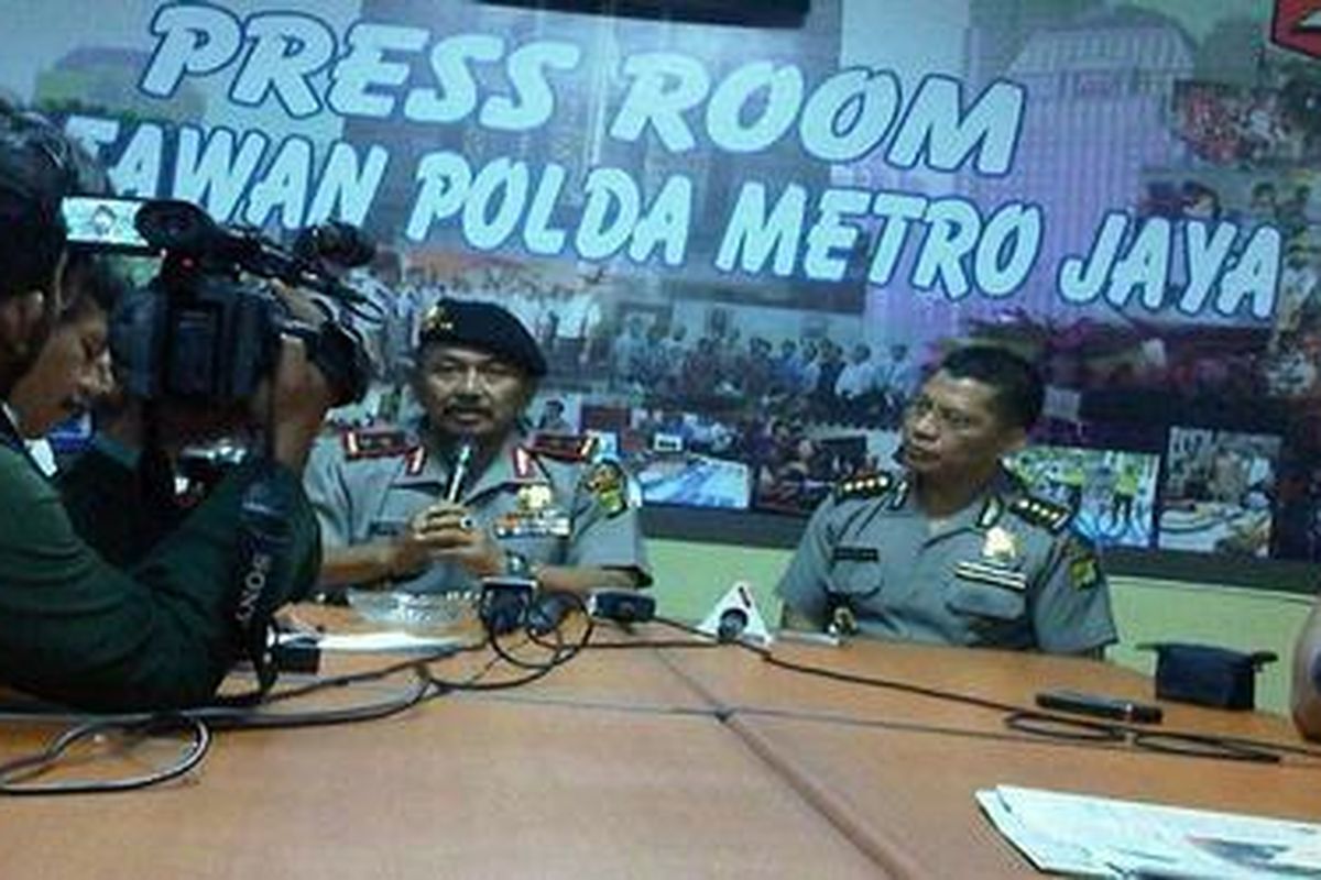 Kepala Polda Metro Jaya Irjen Untung S Rajab, Kamis (8/12/2011), memberikan penjelasan mengenai aksi bakar diri di Silang Monas, seberang Istana Merdeka, kemarin.