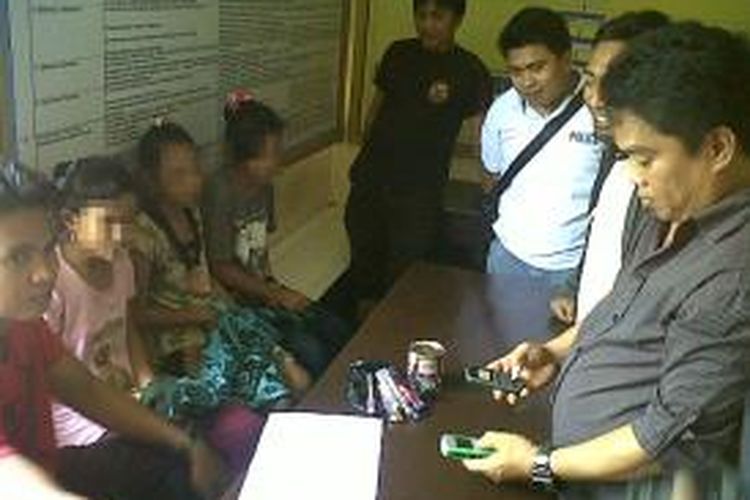 Tiga remaja di Kabupaten Bone, Sulawesi Selatan ini tengah diperiksa polisi bersama barang bukti sebelum akhirnya dibebaskan setelah aktivis LSM mengancam akan melaporkan balik sang majikan lantaran telah mempekerjakan anak yang masih di bawah umur, Jumat (27/12/2013). 