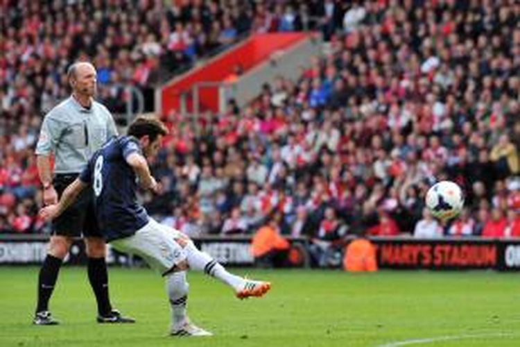 Gelandang Manchester United, Juan Mata, mengeksekusi tendangan bebas, yang berujung gol ke gawang Southampton, pada pertandingan Premier League, di di St. Mary's Stadium, Minggu (11/5/2014). 