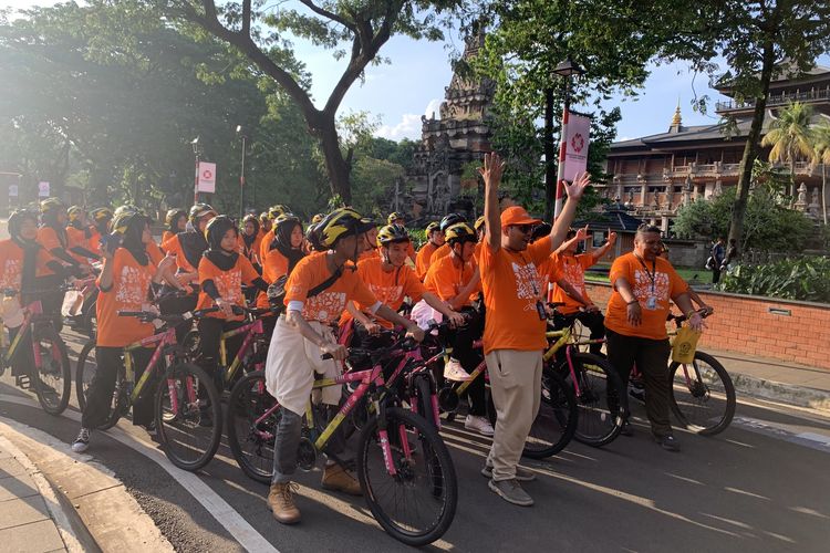 Peserta Jakarta Ecotourism Festival 2025 rute Jakarta Timur bersepeda di TMII, Selasa (4/11/2025).