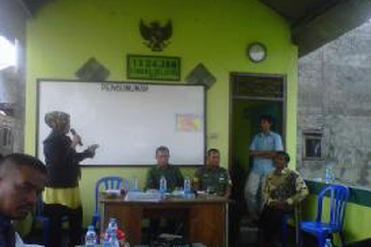 Warga Kampung Sepatan saat dialog bersama lurah dan anggota dprd membicarakan pembentukan rt dan rw di Kampung Sepatan.