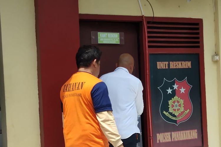 Jufri (orange), saat diamankan di Polsek Panakkukang Makassar usai membunuh seorang pemuda di acara pernikahan keluarganya, Senin (4/11/2019).